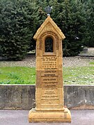 Stèle à Nicolas Tolstoï, au cimetière de la Ritorte.