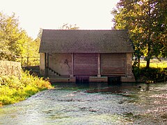 Le lavoir de Courteuil, face à l'abreuvoir et près de l'ancien moulin.