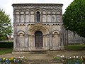 La façade de l'église romane.