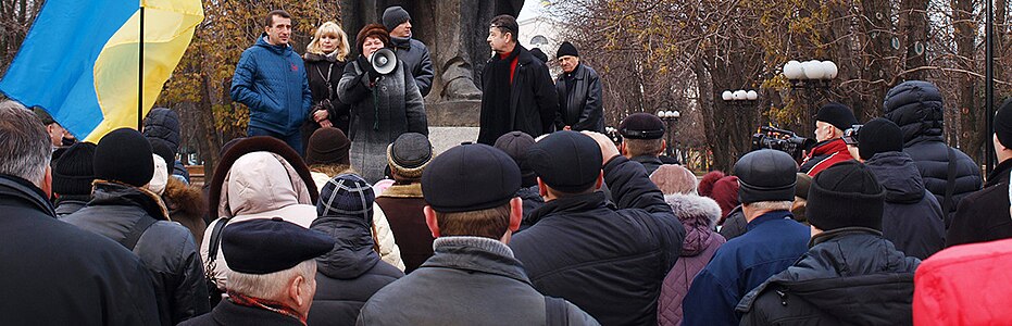 Луганський Євромайдан біля пам'ятника