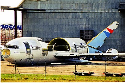 Un Airbus A300B2 d'Air Inter en cours de démantèlement en 2000.