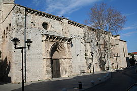 Portail et mur sud de l'église romane. Remarquer les arcatures lombardes.