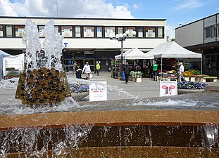 Det centrala torget med Fruängsfontänen.