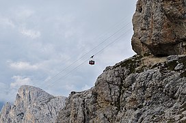 Le téléphérique du Lagazuoi en mouvement.