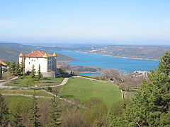 Aiguines, Le Château avec vue sur le lac de Sainte-Croix.