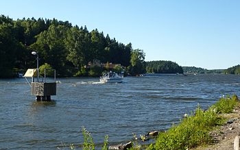 ”Södra Lina Sund” på ett vykort från 1890-talet och Linasundet i juli 2013, vy mot norr