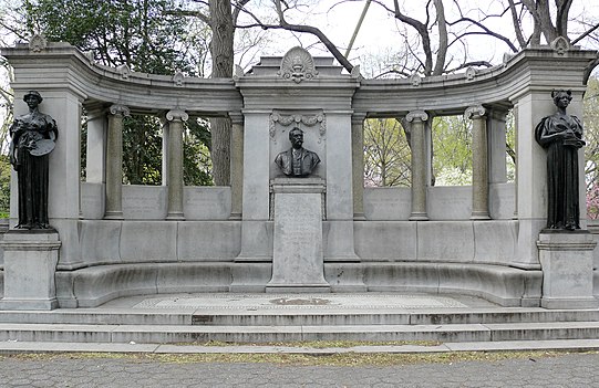 Memorial to New York architect Richard Morris Hunt, Fifth Avenue between 70th and 71st Streets