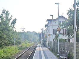 Bahnhof Neuburg (Rhein) (Blickrichtung Wörth) mit dem Bahnsteig und dem ehemaligen Empfangsgebäude