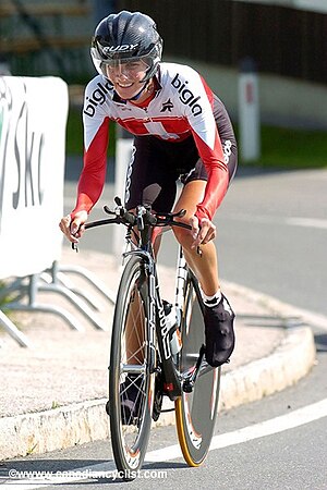 Photographie d’une cycliste dans l’épreuve du contre-la-montre.