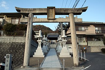 Un torii in un temple (Oyake-ji) con sandō