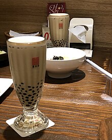 Zwei Gläser Pearl Milk Tea nach Rezept von 1987, bestellt bei Chun Shui Tang in Taichung