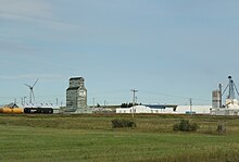 photo couleur du hameau prise depuis l'autoroute, envoie notamment un bâtiment agricole