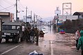 東日本大震災（東北地方太平洋沖地震）中進行救援活動的陸上自衛隊（2011年3月13日：石卷市新橋 市道石卷（中里）繞道）