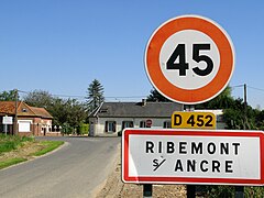 Panneau d'entrée du village, juste après le cimetière militaire.