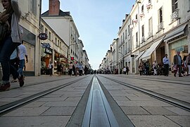 Vue des rails du tramway qui parcourt la rue Nationale.