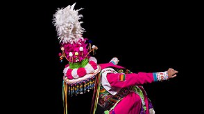 Gestuelle de la danse du Tinku, pendant les défilés à San Ramón de la Nueva Orán (Orán, province de Salta, Argentine du Nord-Ouest).