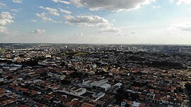 Vista aérea da cidade com a região central ao fundo