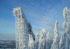 Mäkihyppytorni Vuokatin hiihtokeskuksessa Sotkamossa.