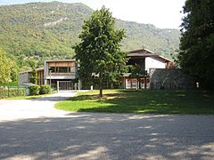 Photographie en couleurs de l’école élémentaire de Challes-les-Eaux.