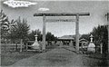 1929年改造以前的長春神社，正面鳥居為木造，遠處建築為拜殿