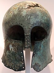 Casque de bronze grec. Vers 675-500 av. notre ère. R.-d.-chaussée : « l'Âge des héros »