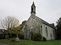 La chapelle Saint-Nicolas et son calvaire : vue extérieure d'ensemble.