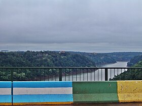 Photo prise à la frontière sur le « pont international de la Fraternité ».