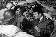 الرئيس حافظ الأسد ووزير الدفاع مصطفى طلاس يتفقدان أحد مواقع الجيش إبان الحرب على إسرائيل عام 1973