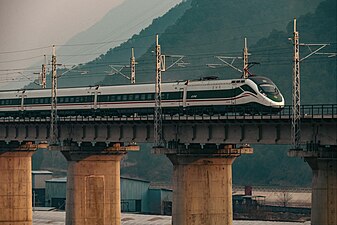 采用新版量产涂装的CR200J于峨广铁路冕山特大桥