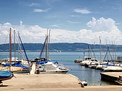 Vue de la marina et du lac de Neuchâtel.