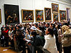 תיירים מתקהלים סביב המונה ליזה במוזיאון הלובר