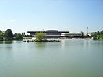 Le grand hall vu du lac du nouveau campus de Palaiseau.