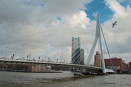 Selon l'angle de vue, la silhouette du pont évoque un cygne ou un voilier.