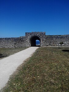 Explanada del interior; al fondo, la puerta del Socorro.