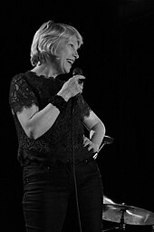 Portrait en noir et blanc de la chanteuse Fabienne Guyon sur scène à Héricy en 2019.