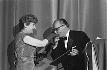 Marianne Oswald reçoit une médaille d'or lors de la semaine du cinéma à Arnhem en 1961.