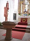 Taufstein und Altar