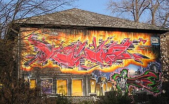 Mur de façade couvert de graffiti, à Berlin en Allemagne. (définition réelle 754 × 464*)