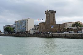 Le Phare de La Chaume vu du Quai René Guiné.