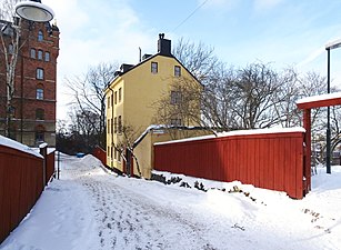 Lilla Skinnarviksgränd västerut med nummer 6 och ingången till Olle Adolphsons park.