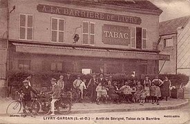 Buraliste À la barrière de Livry, et l'arrêt de Sévigné du tramway.