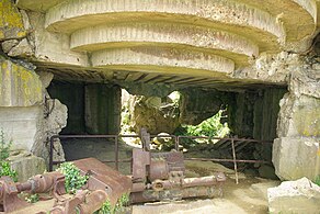 Photographie de l'intérieur du bunker détruit.