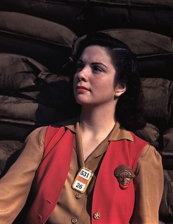 Pausa para o descanso do meio-dia de uma montadora da fábrica aeronáutica da Douglas Aircraft Company em outubro de 1942. Long Beach, Califórnia, Estados Unidos. (definição 6 348 × 8 239)