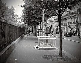 Le boulevard longe la ligne 2 du métro.