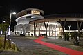 Le palais des congrès, de nuit.