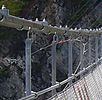 Primer plano del puente del Drac, mostrando cables estabilizadores
