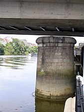 Pile de l'ancien pont (rive gauche), sous l'actuel pont Anne de Bretagne.