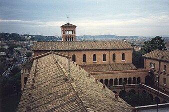 Vista do claustro e do campanário