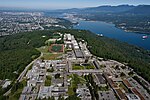 Campuset i Burnaby för Simon Fraser University med vy västerut mot Vancouver.