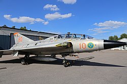 Flygplan utomhus. SK 35C, individnummer 35811. Fotograferad innan den togs in i Magasinshangaren, Flygvapenmuseum, Linköping.